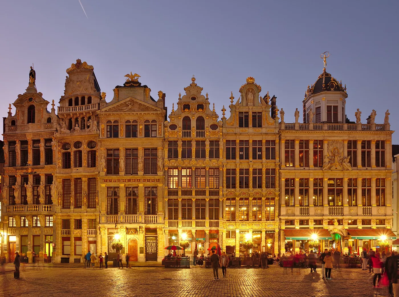 La Grand-Place de Bruxelles illuminée au crépuscule