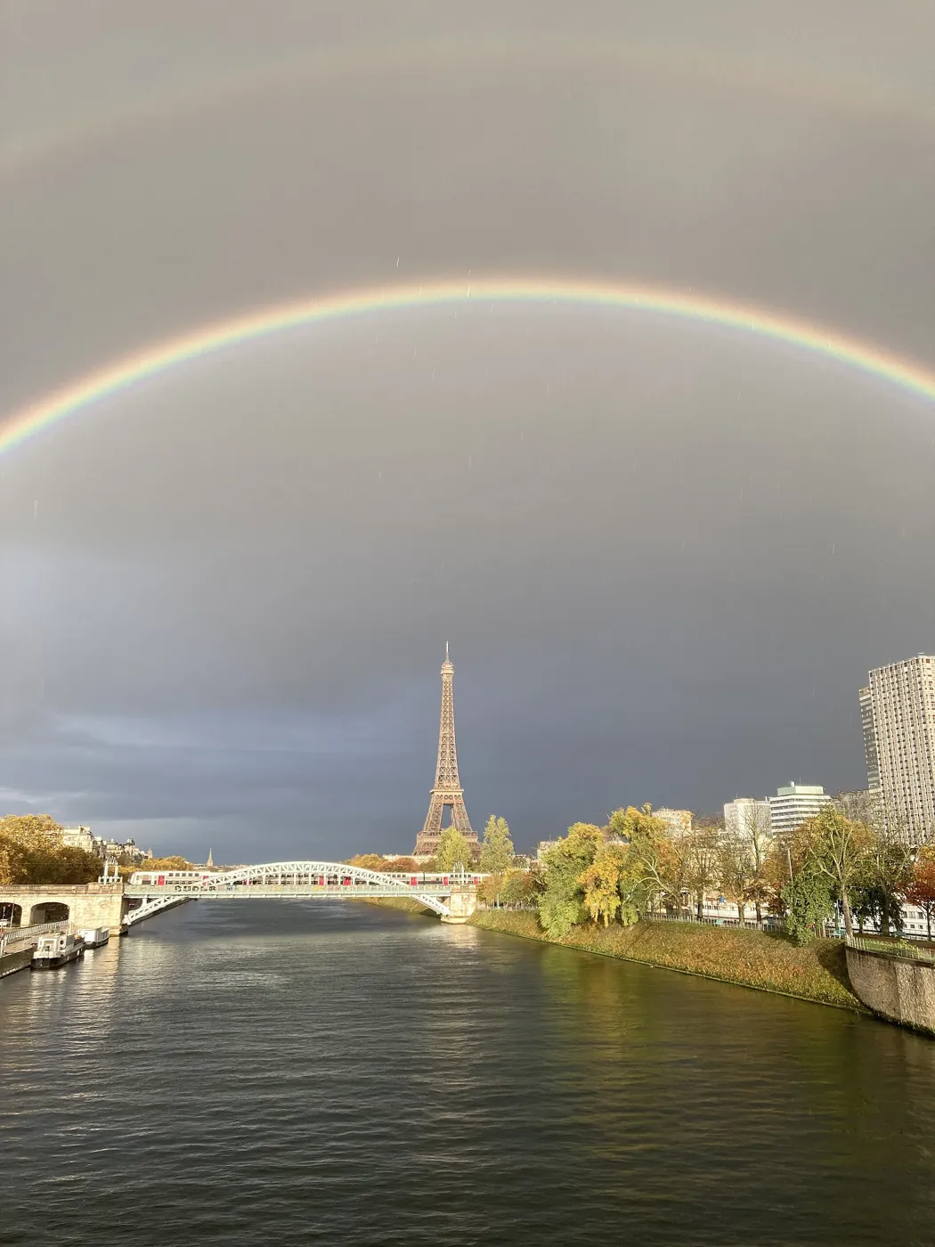La tour Eiffel et la Seine sous un arc-en-ciel