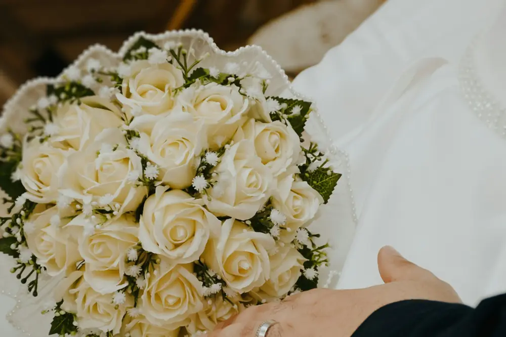 Bouquet de roses blanches de la mariée